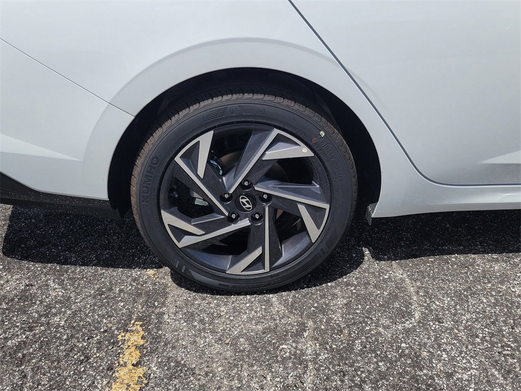 Used 2025 Hyundai Elantra Sport image 4