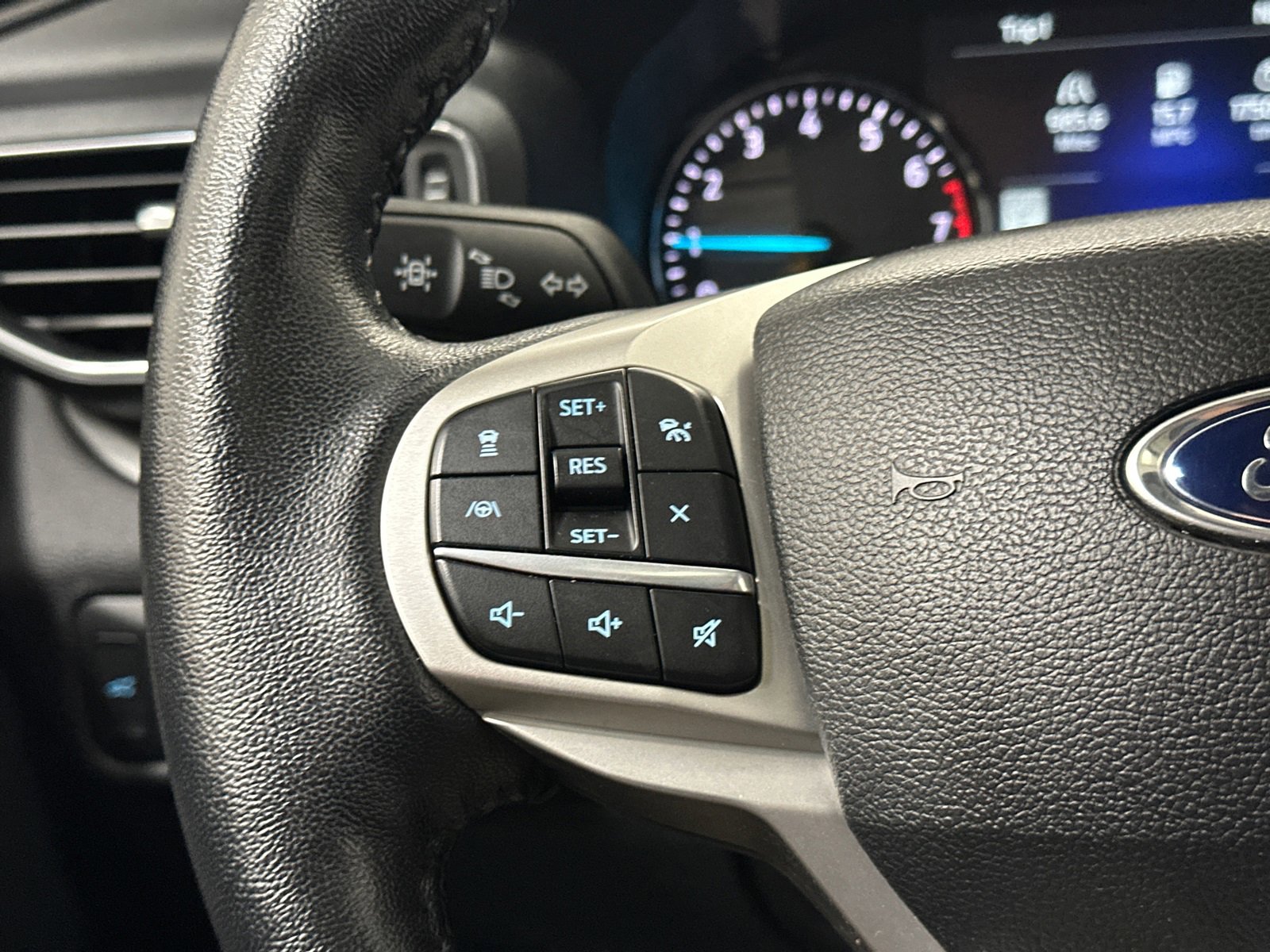 Used 2022 Ford Explorer XLT w/ Equipment Group 202A image 26