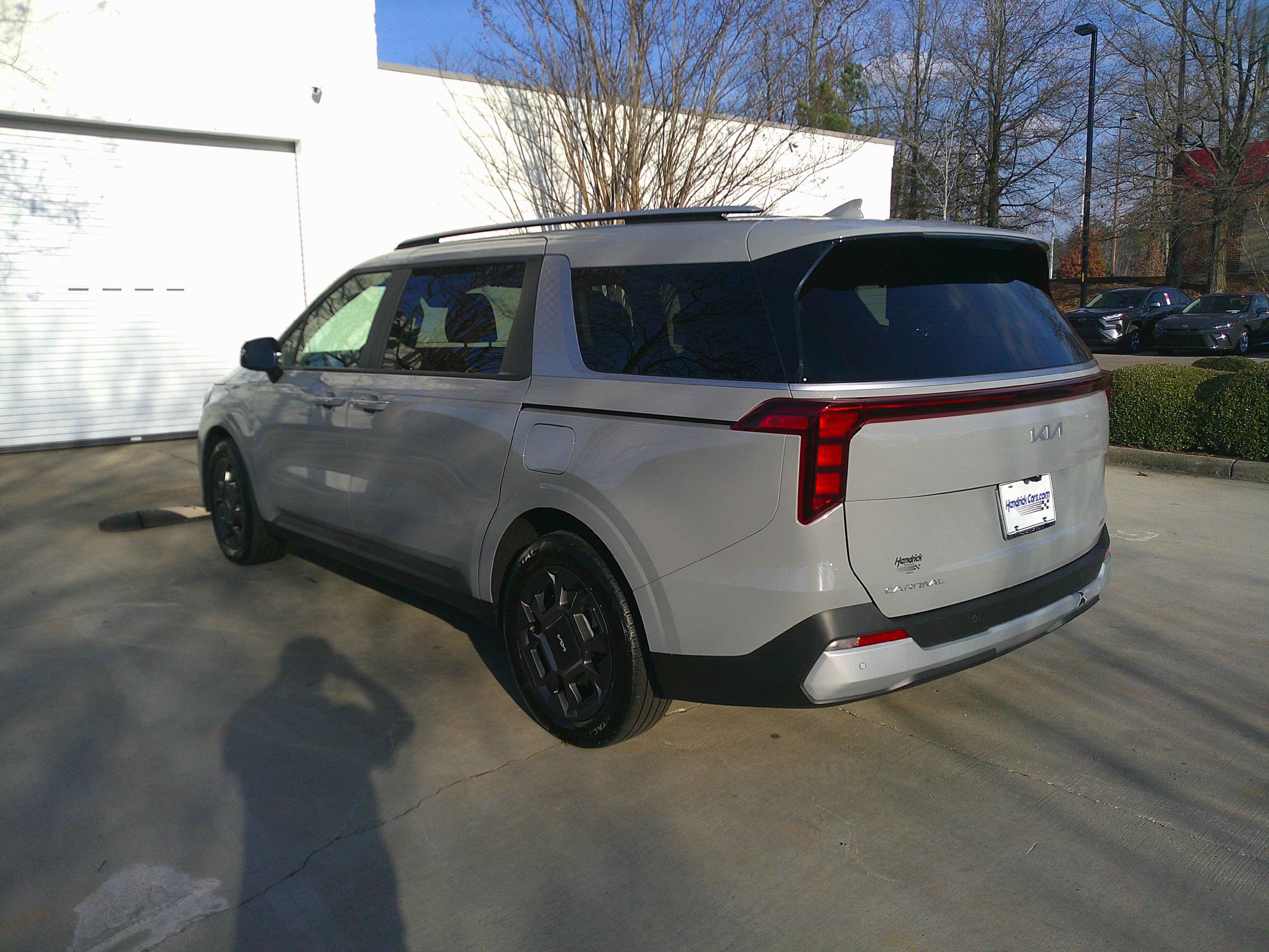 Used 2025 Kia Carnival EX image 10