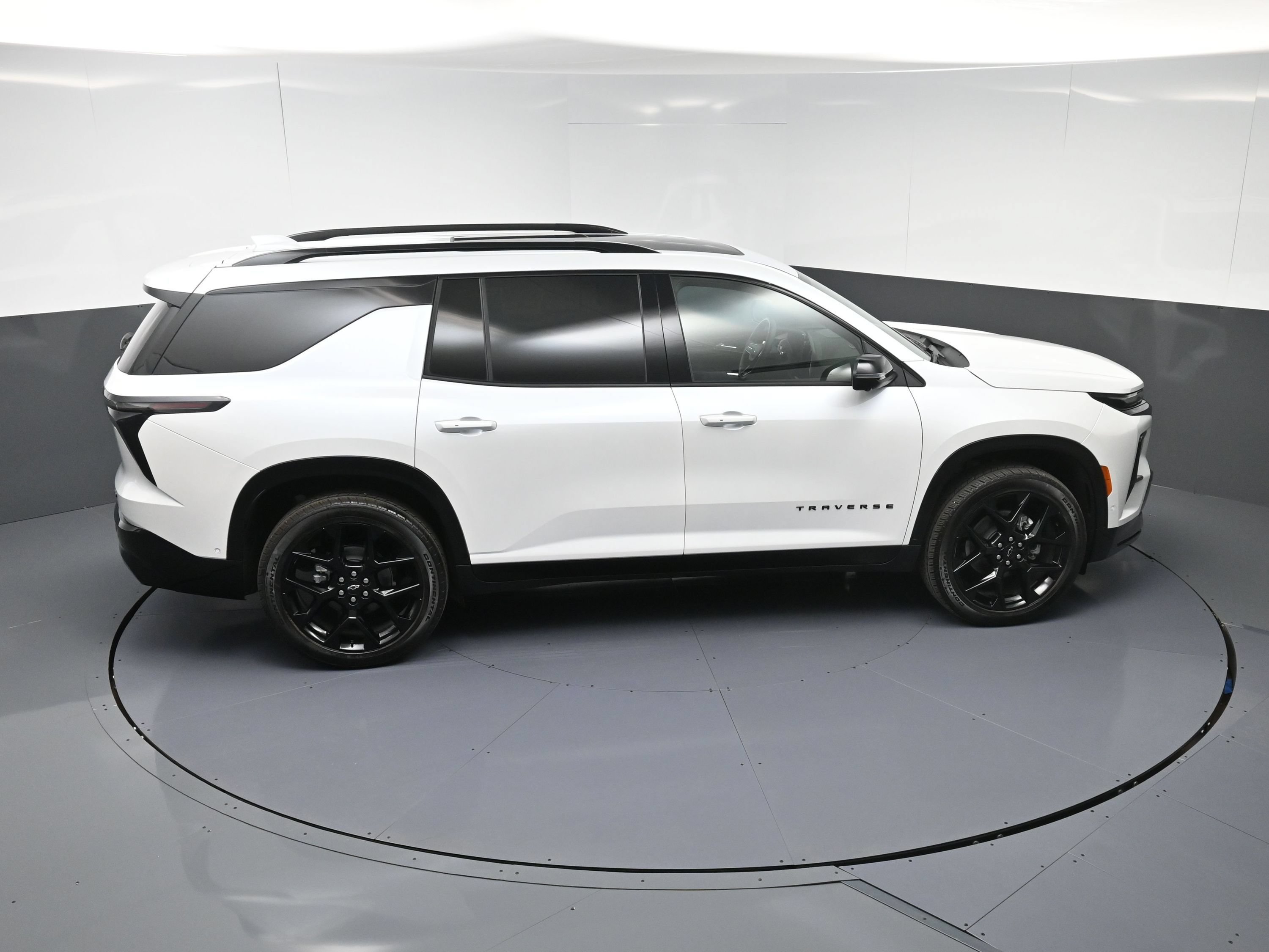 Used 2025 Chevrolet Traverse RS w/ LPO, Floor Liner Package FWD image 37