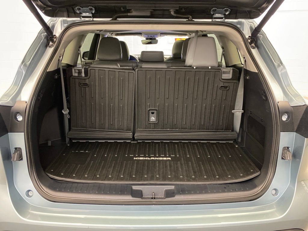 Used 2024 Toyota Highlander XLE FWD image 23