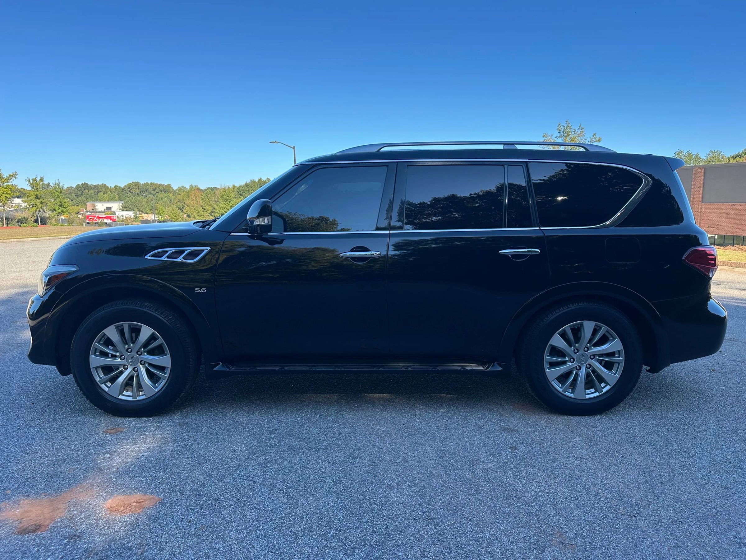 Used 2017 INFINITI QX80 4WD image 2