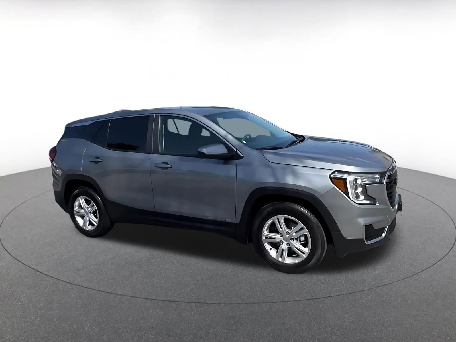 Used 2024 GMC Terrain SLE FWD image 2