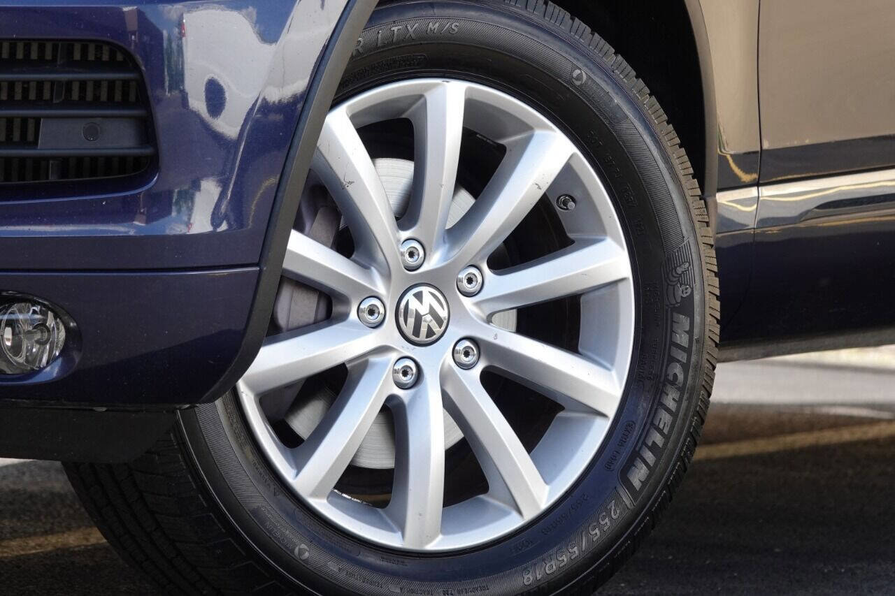 Used 2012 Volkswagen Touareg Sport image 76