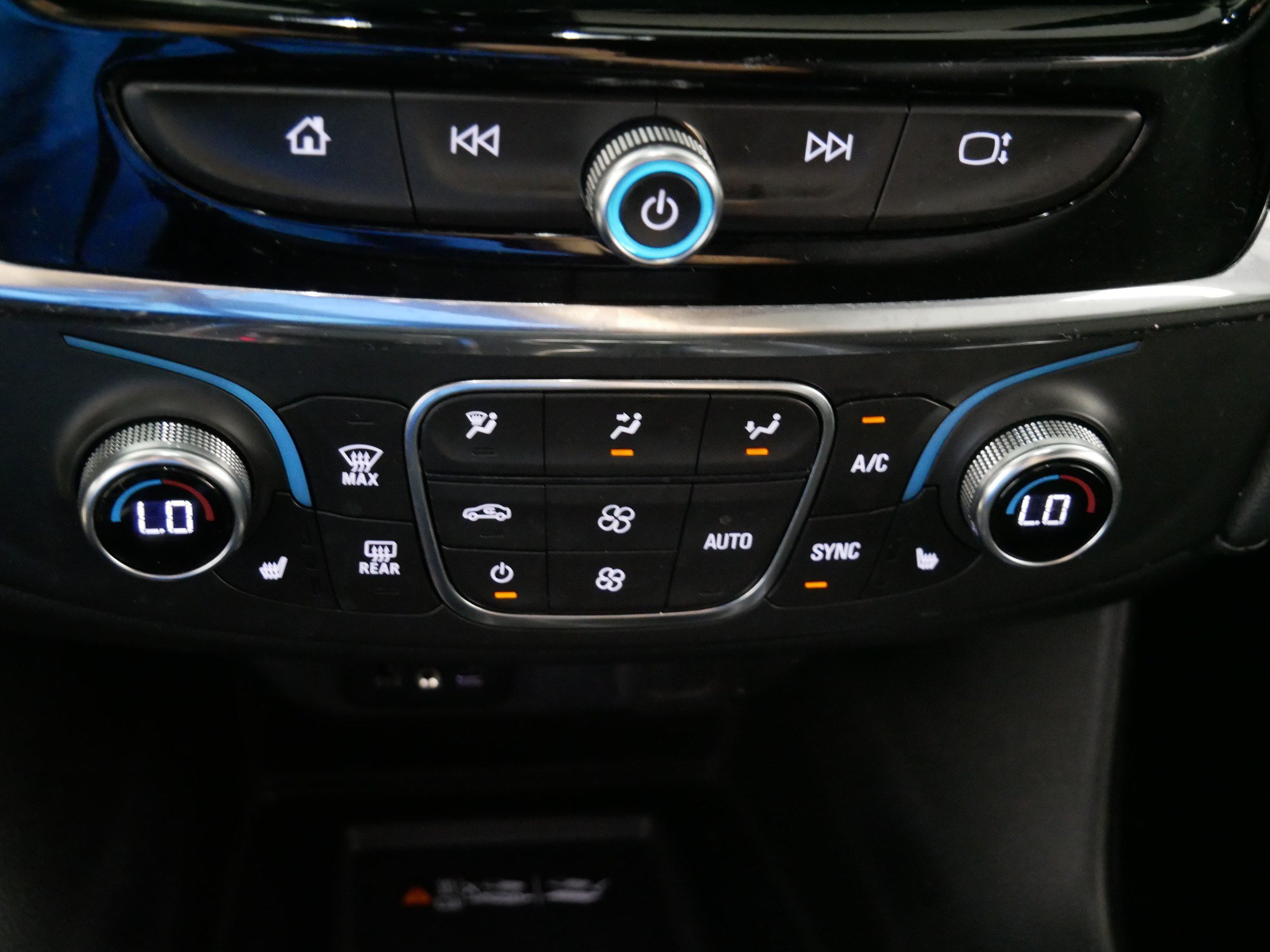 Used 2023 Chevrolet Traverse LT w/ Rear Camera Mirror Package AWD/4WD image 23