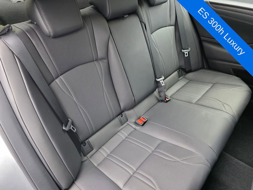 Used 2025 Lexus ES 300h w/ Technology Package image 26