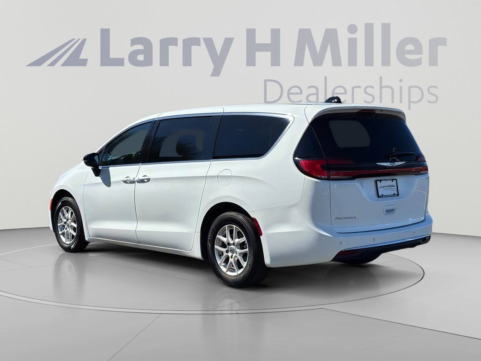 Used 2025 Chrysler Pacifica Select FWD image 4