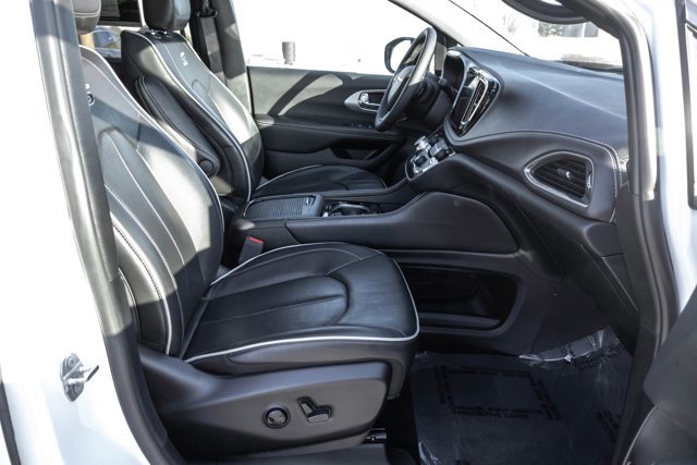 Used 2025 Chrysler Pacifica Limited image 25