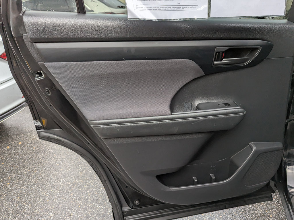 Used 2021 Toyota Highlander LE AWD/4WD image 43