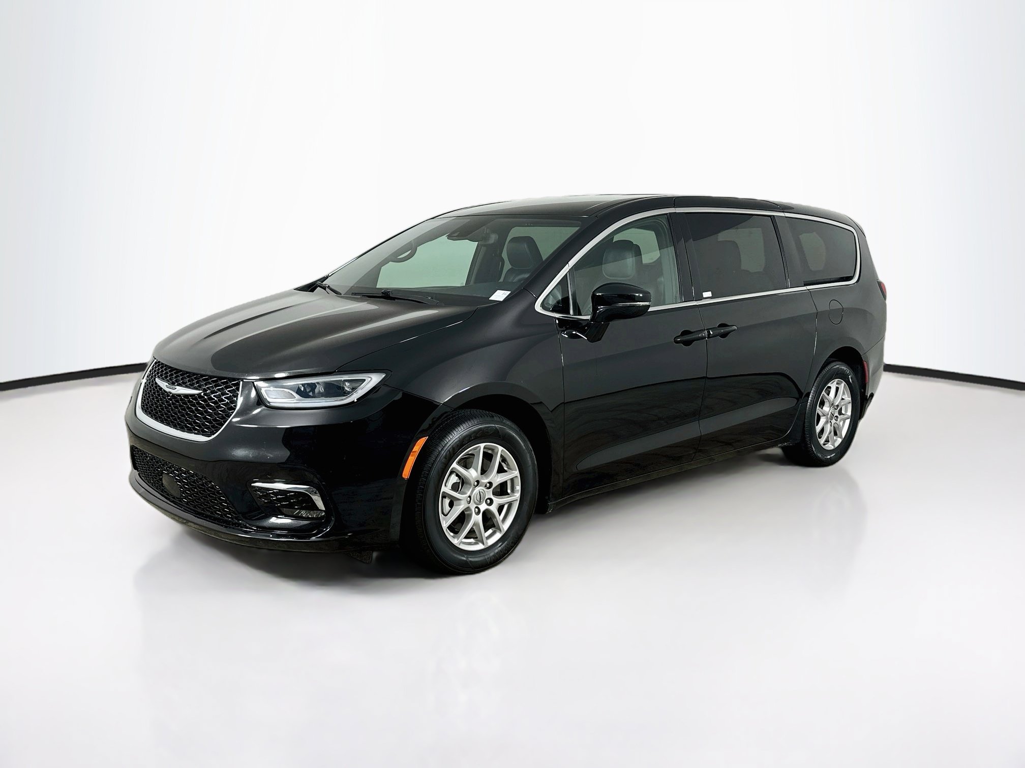 Used 2025 Chrysler Pacifica Select FWD image 3