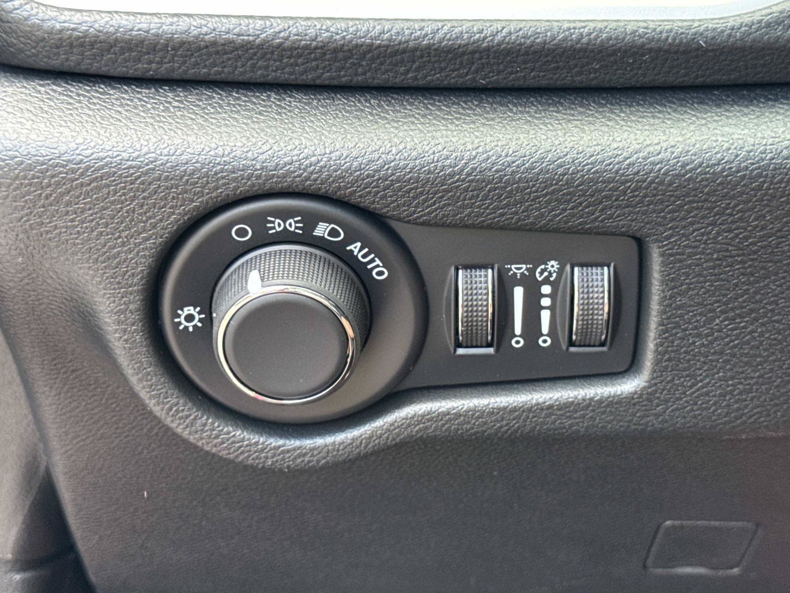 New 2027 Chrysler Pacifica Limited FWD image 19