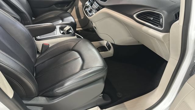 Used 2024 Chrysler Pacifica Touring-L FWD image 28