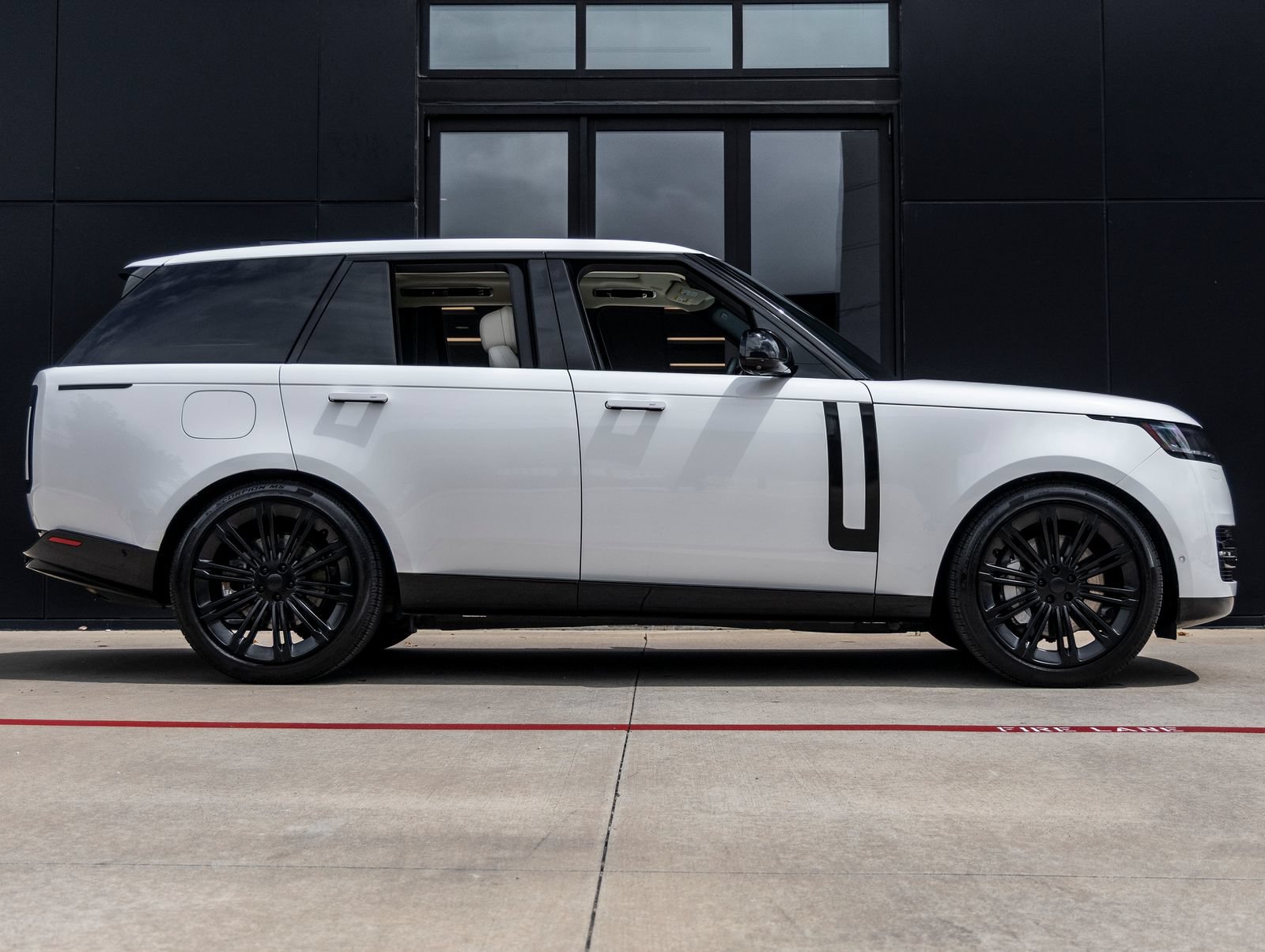 Used 2025 Land Rover Range Rover SE AWD/4WD image 10