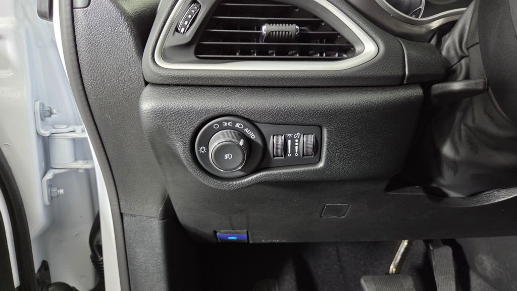 Used 2026 Chrysler Pacifica Select image 20