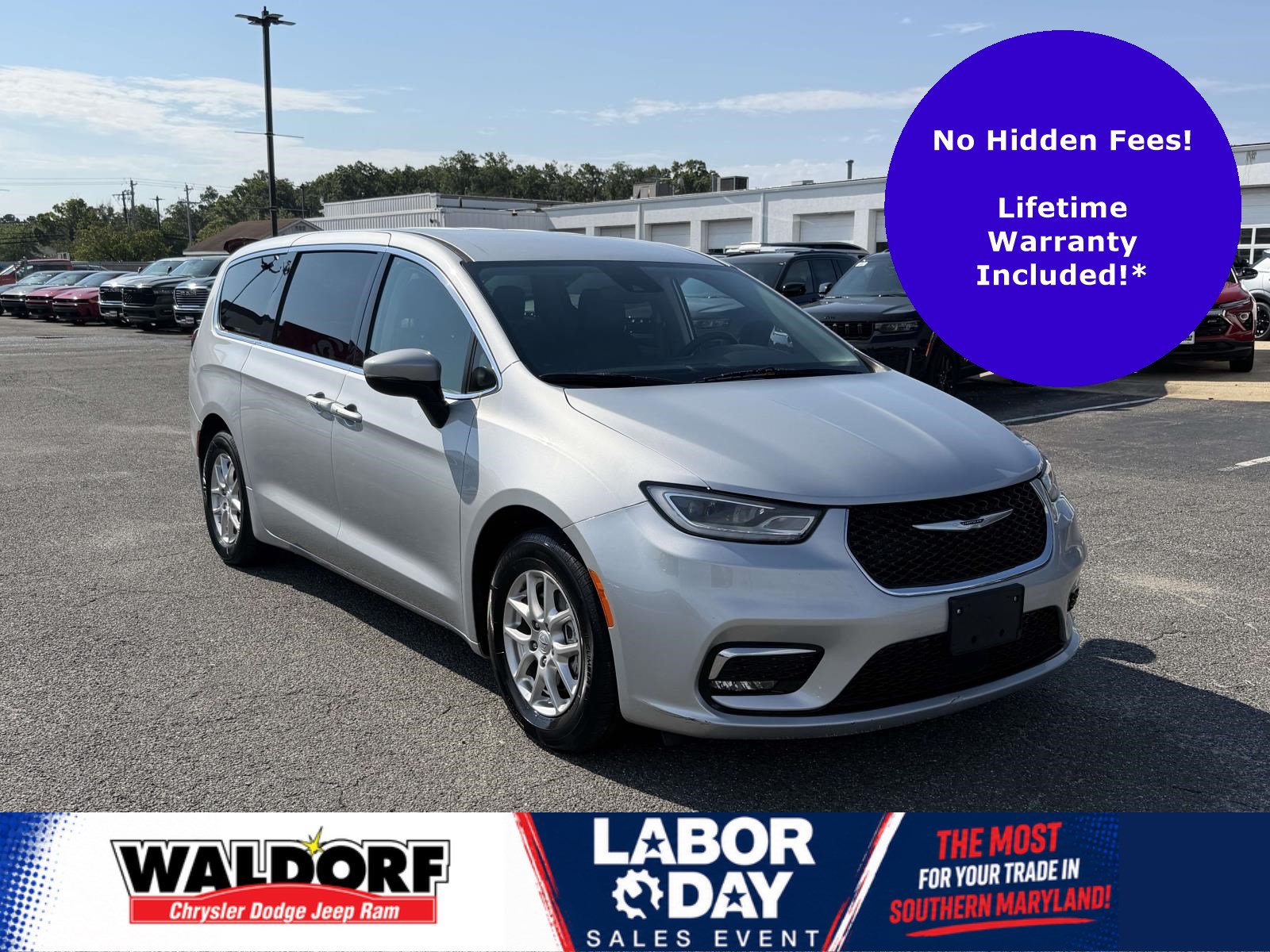 Used 2023 Chrysler Pacifica Touring-L FWD image 1