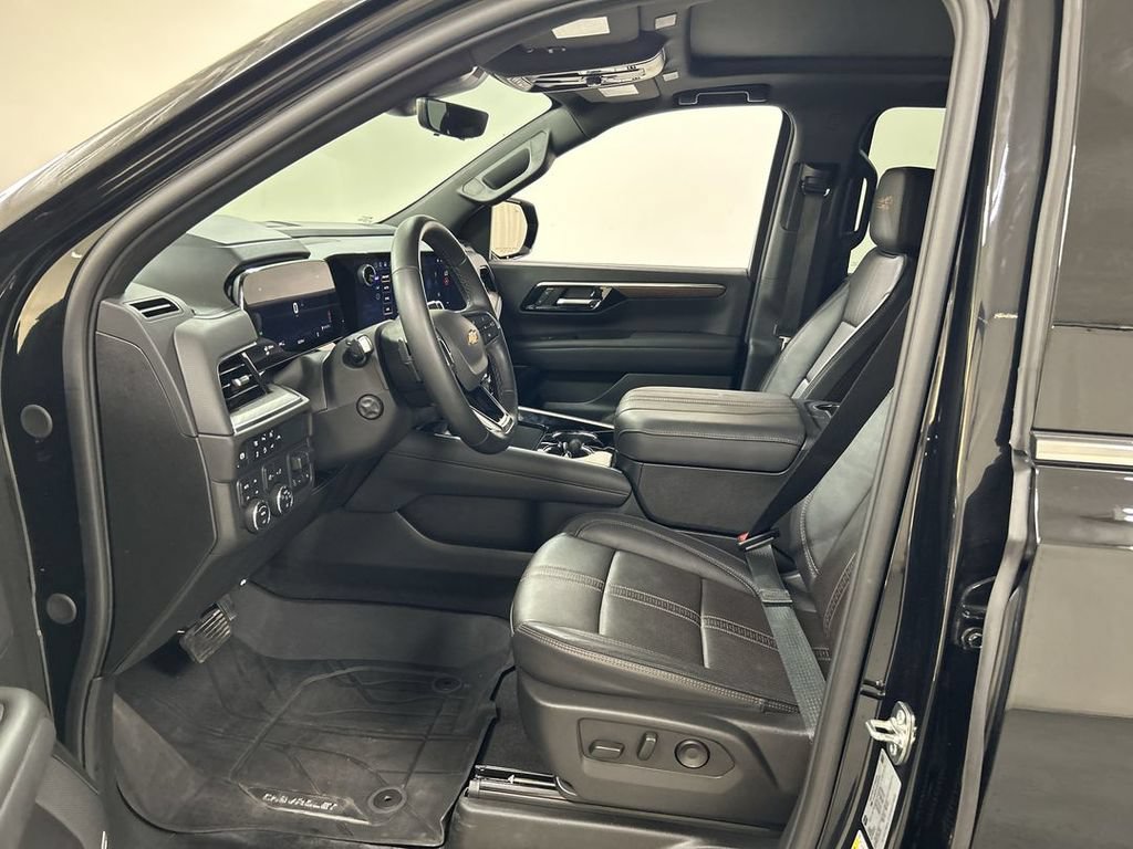 Certified 2025 Chevrolet Suburban High Country AWD/4WD image 9
