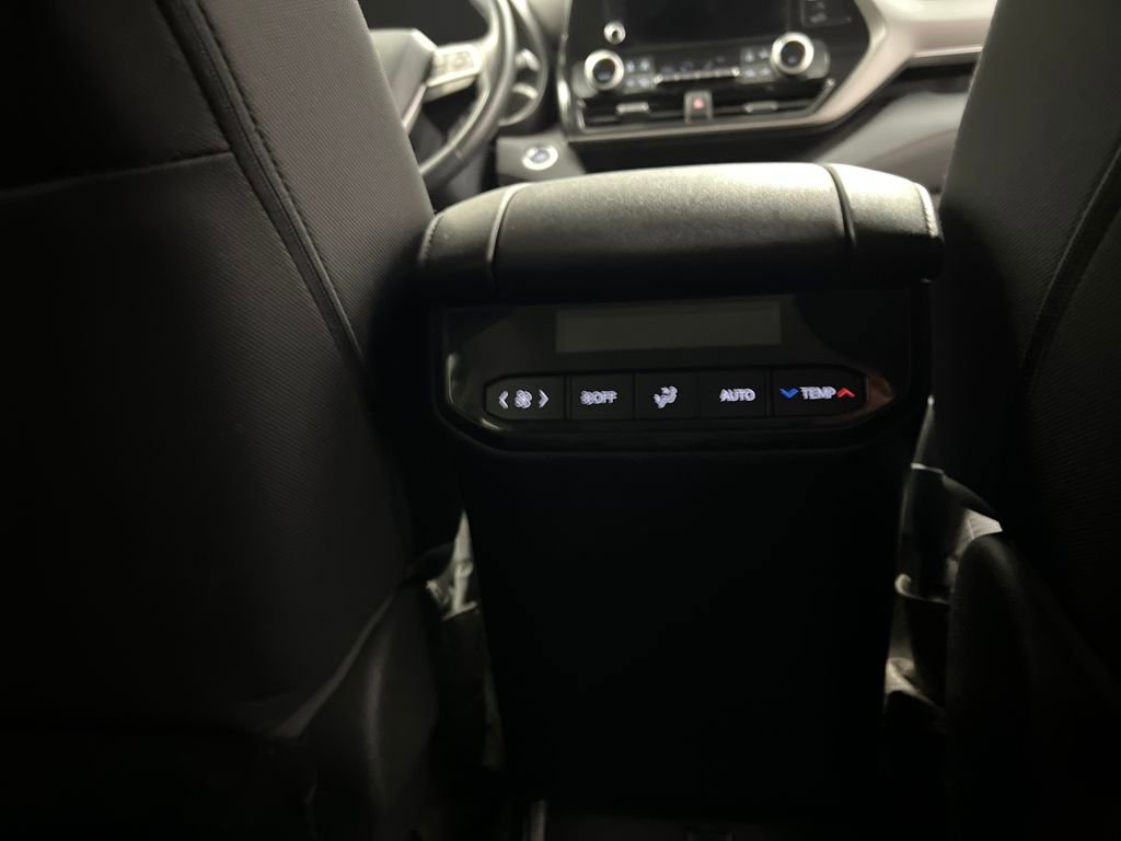 Used 2023 Toyota Highlander LE image 32