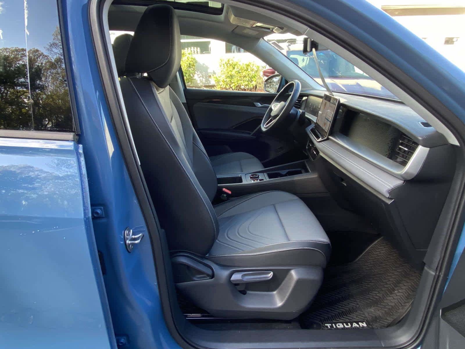 Certified 2026 Volkswagen Tiguan SE w/ Panoramic Sunroof Package AWD/4WD image 29