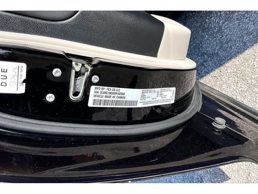 Used 2024 Chrysler Pacifica Touring-L FWD image 31