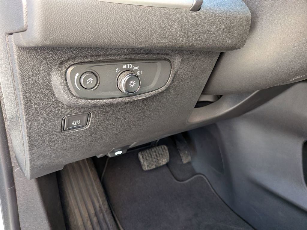 Used 2023 GMC Terrain SLE w/ Driver Convenience Package image 14