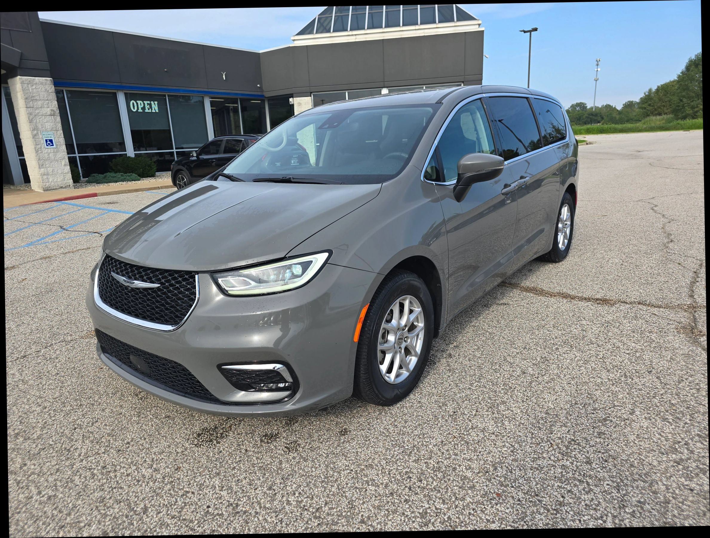 Used 2023 Chrysler Pacifica Touring-L FWD image 8