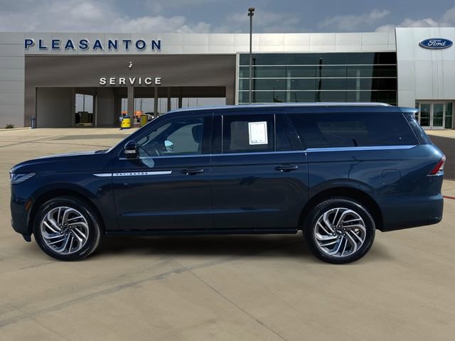 Used 2025 Lincoln Navigator L Reserve AWD/4WD image 2