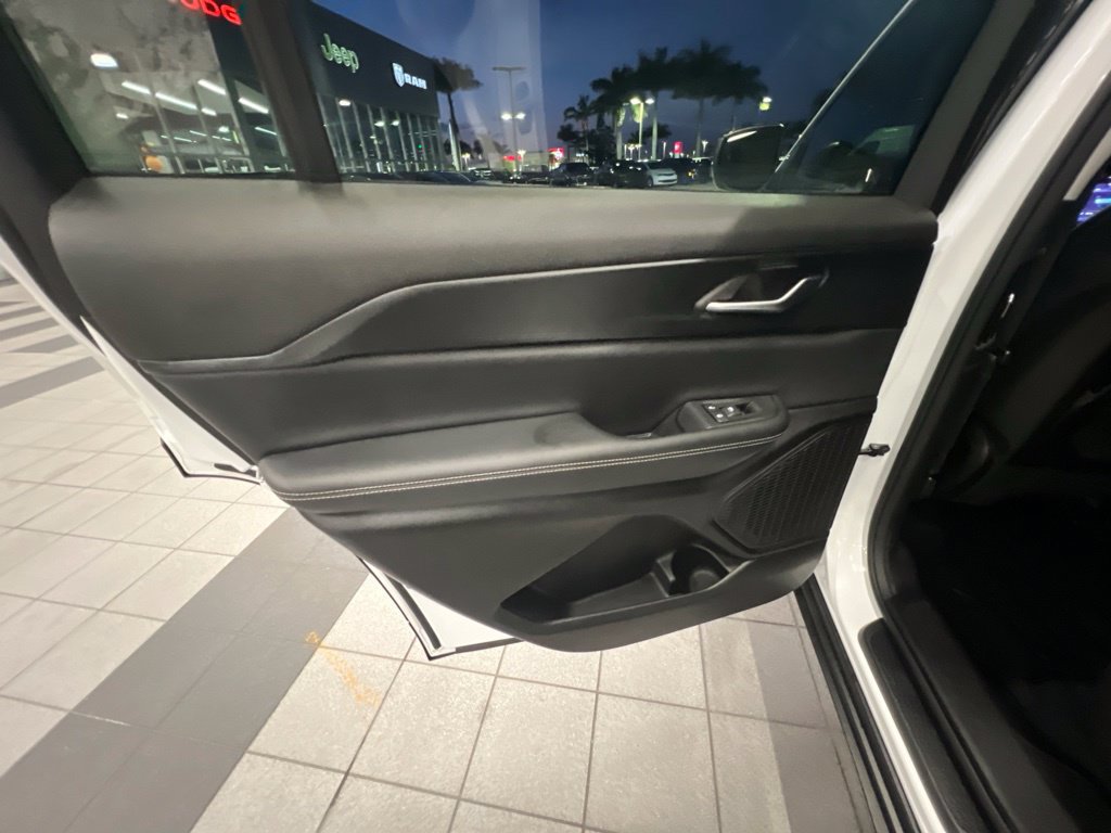 Used 2023 Jeep Grand Cherokee L Laredo RWD image 28