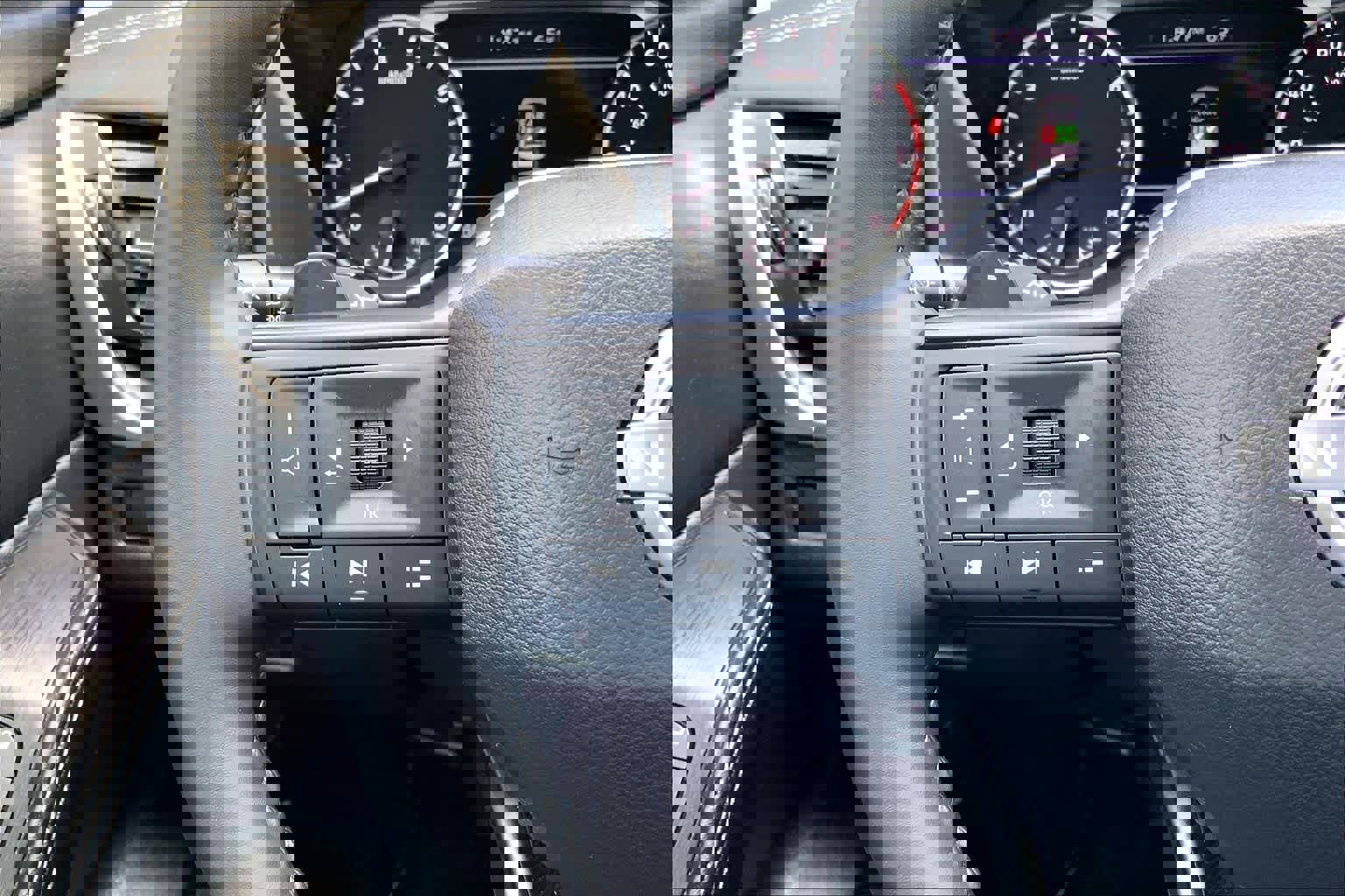 Used 2025 Nissan Rogue SV image 22