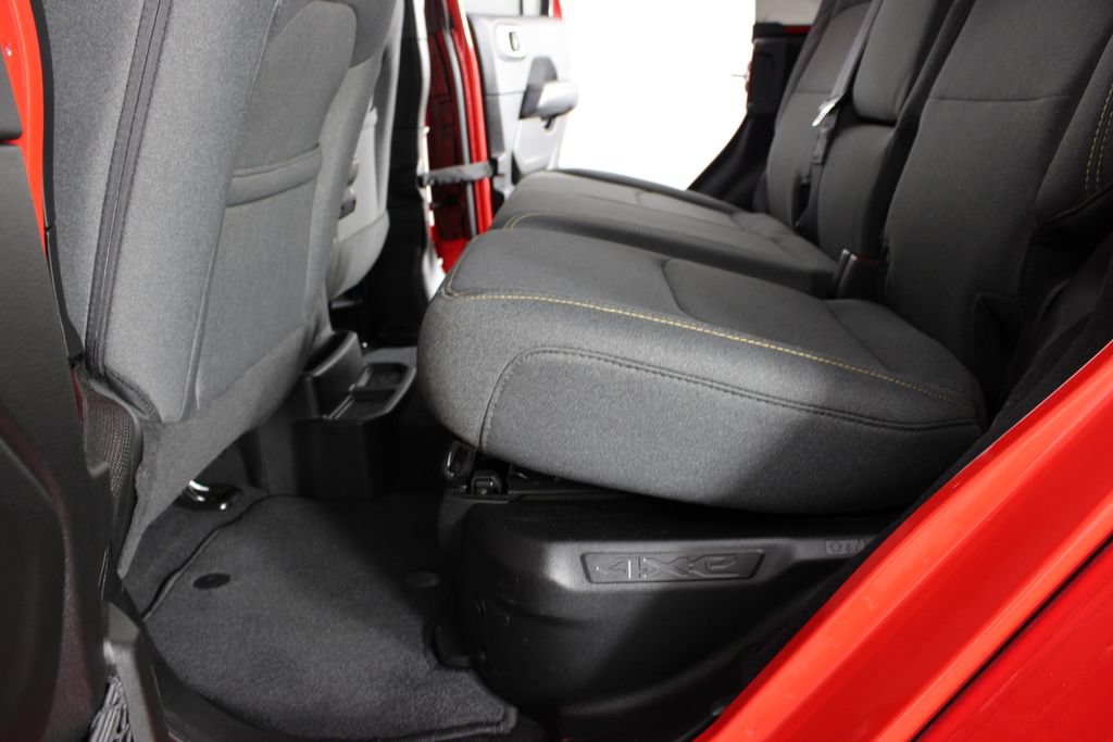 Used 2025 Jeep Wrangler Unlimited Sahara AWD/4WD image 16