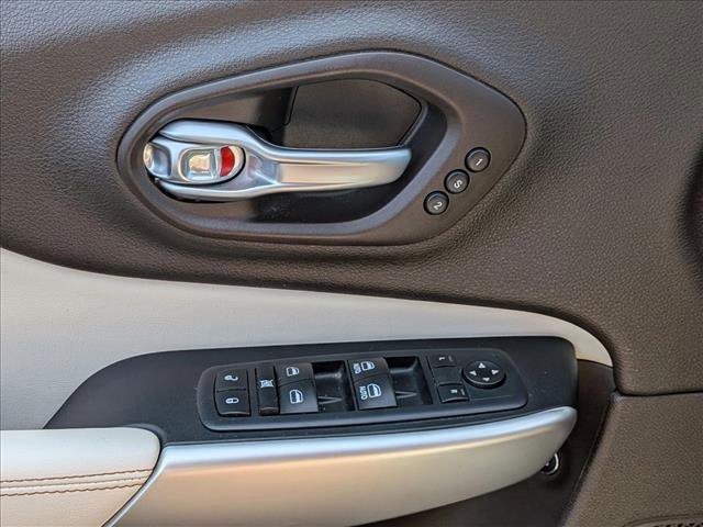 Used 2017 Jeep Cherokee Overland w/ Technology Group image 12