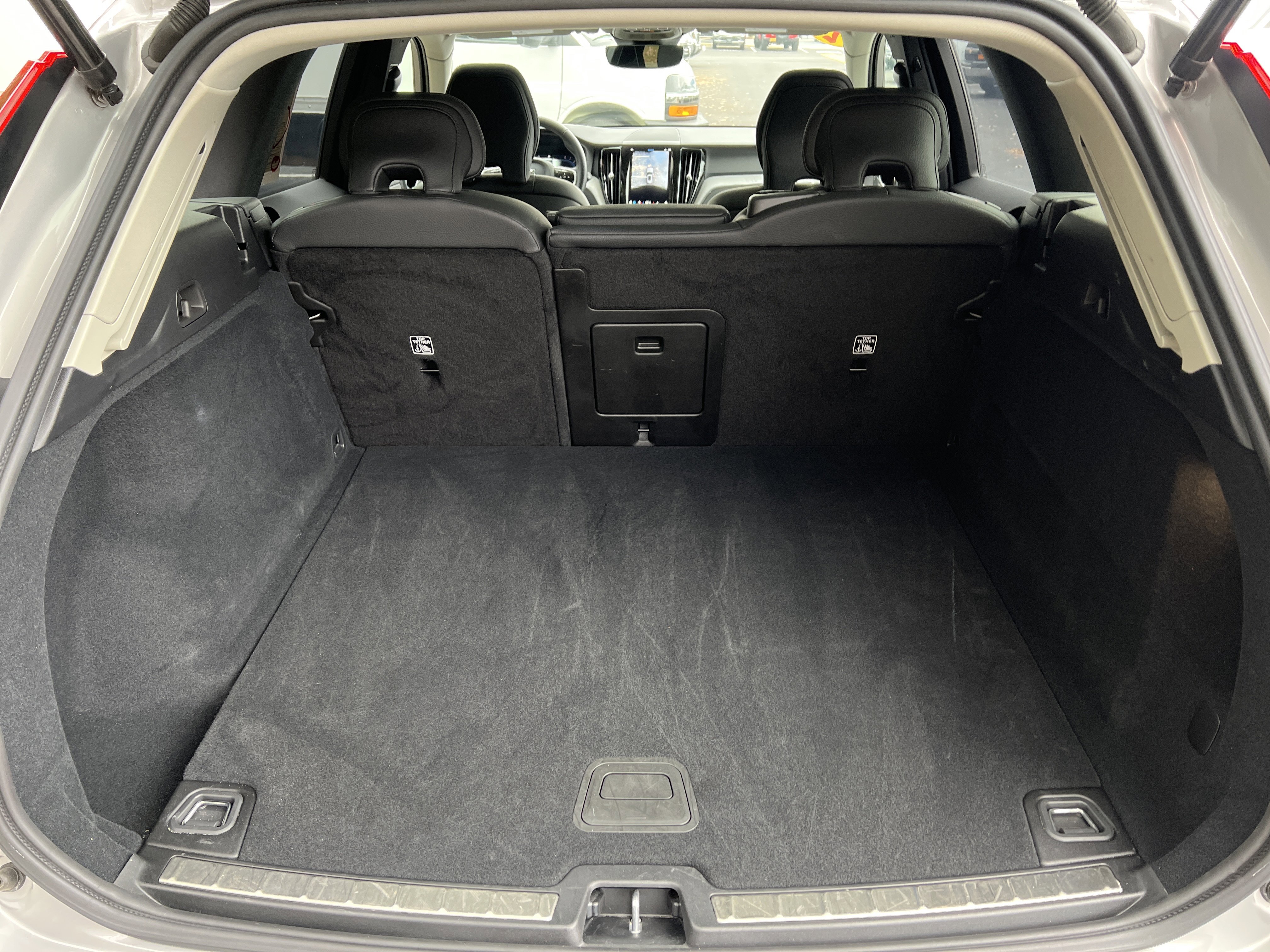 Used 2025 Volvo XC60 B5 Plus image 32