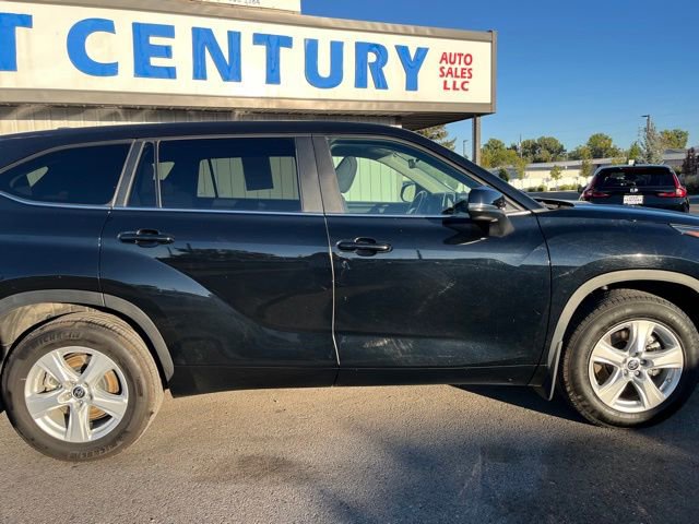 Used 2024 Toyota Highlander LE AWD/4WD image 12