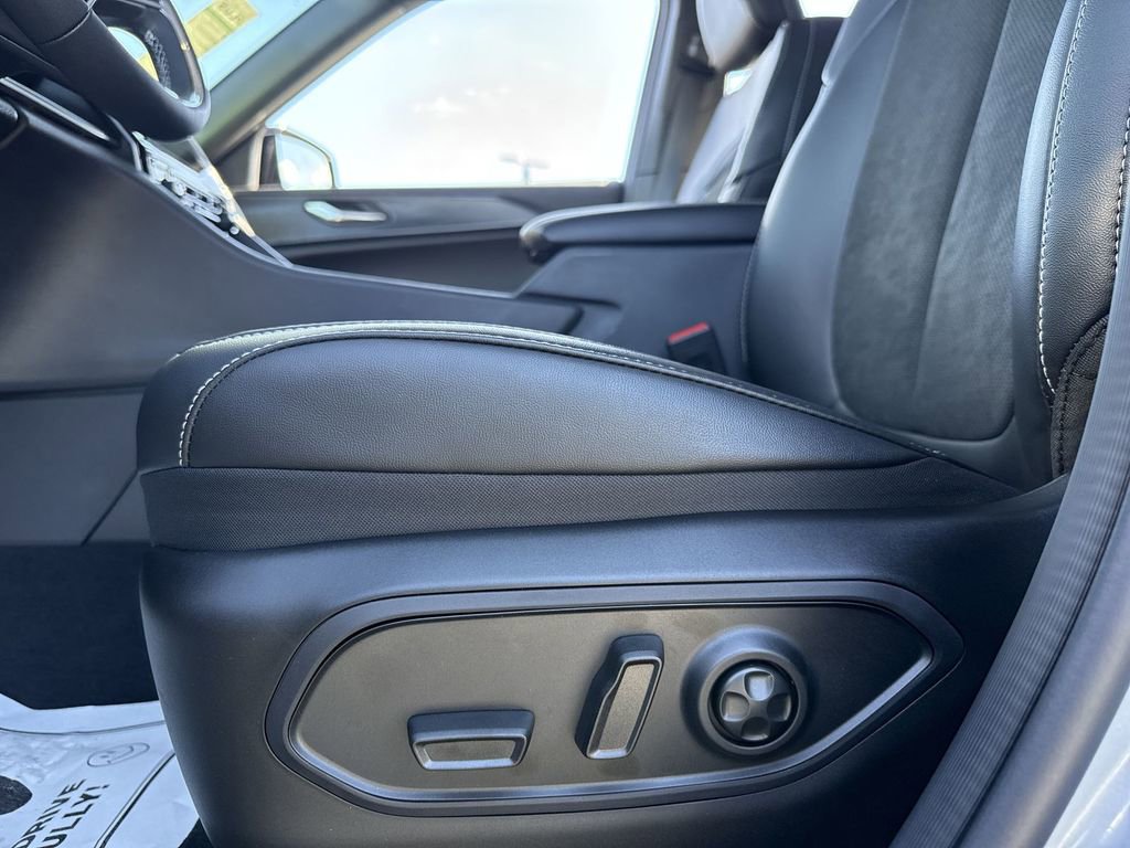 New 2025 Jeep Grand Cherokee Altitude image 12