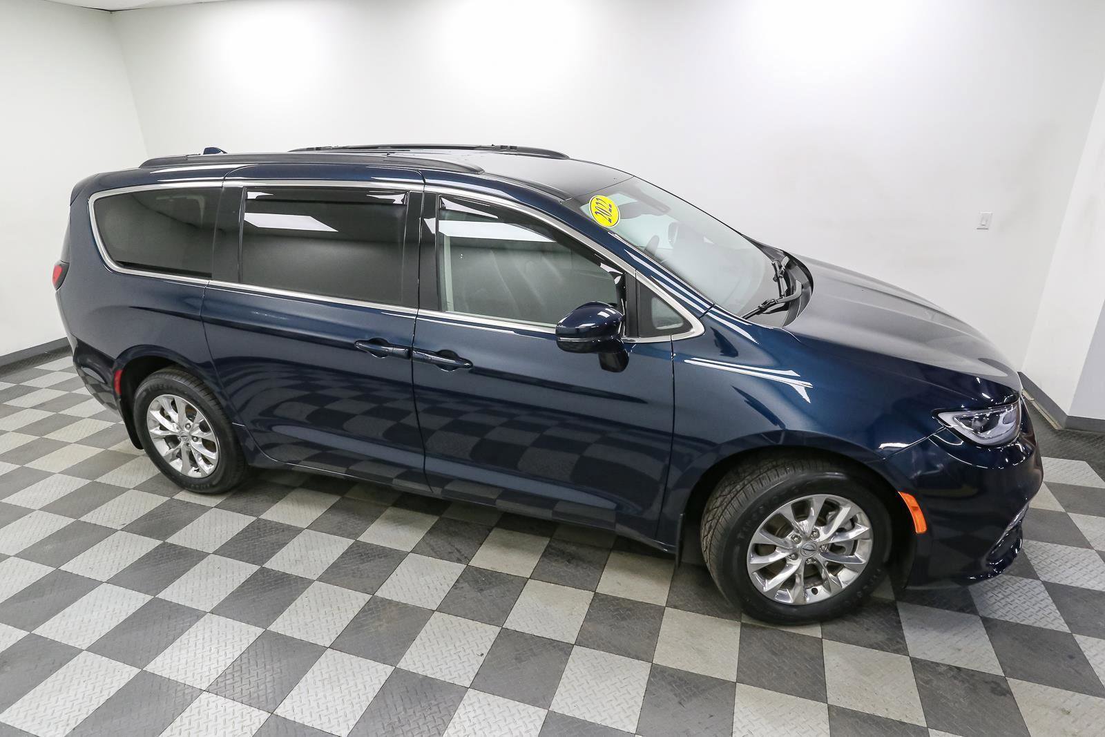 Used 2022 Chrysler Pacifica Touring-L image 5
