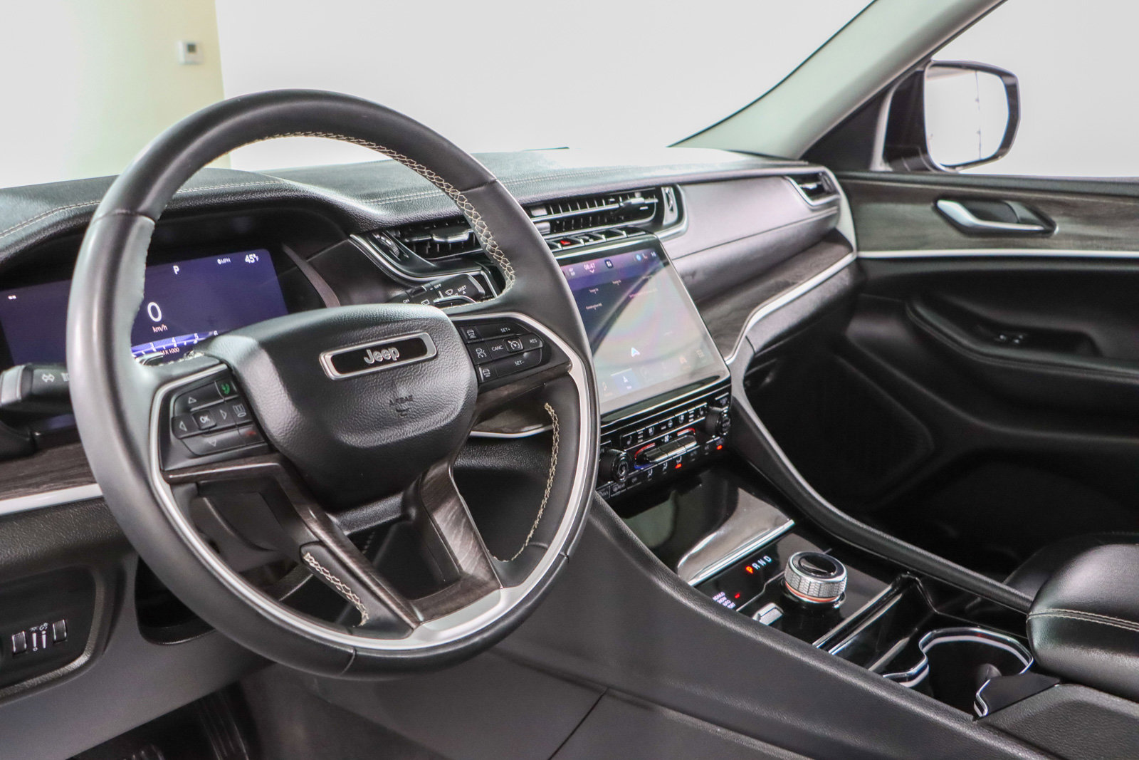 Used 2023 Jeep Grand Cherokee Limited w/ Luxury Tech Group II image 23