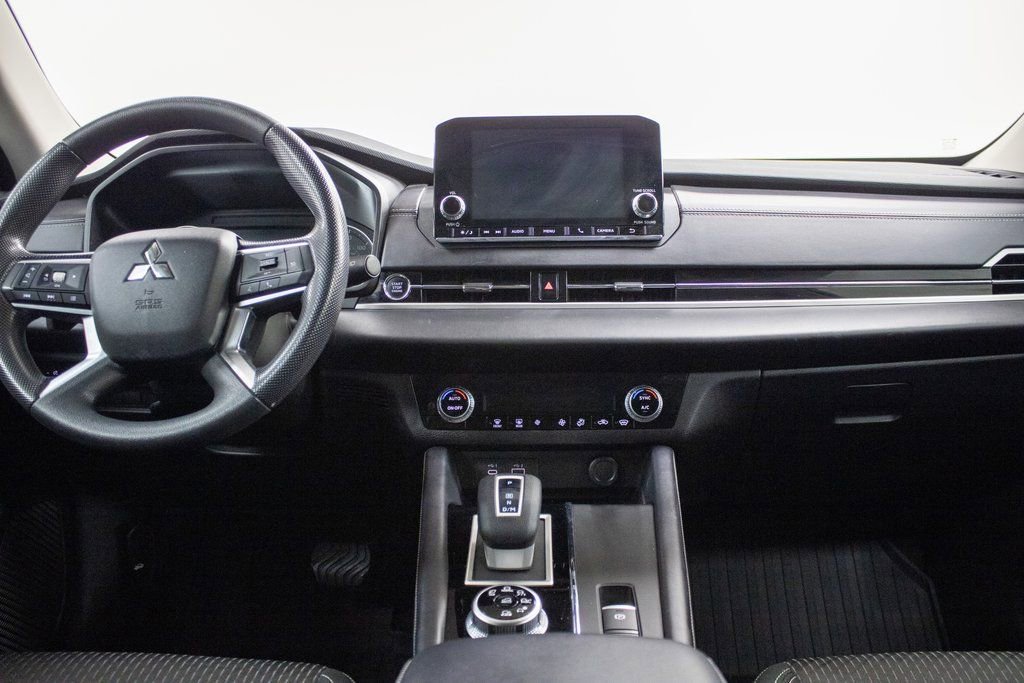 Used 2024 Mitsubishi Outlander ES image 3