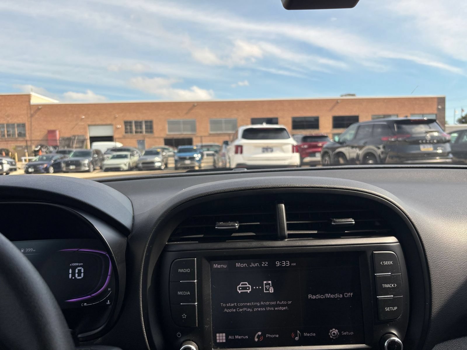 Used 2025 Kia Soul LX w/ LX Technology Package FWD image 17
