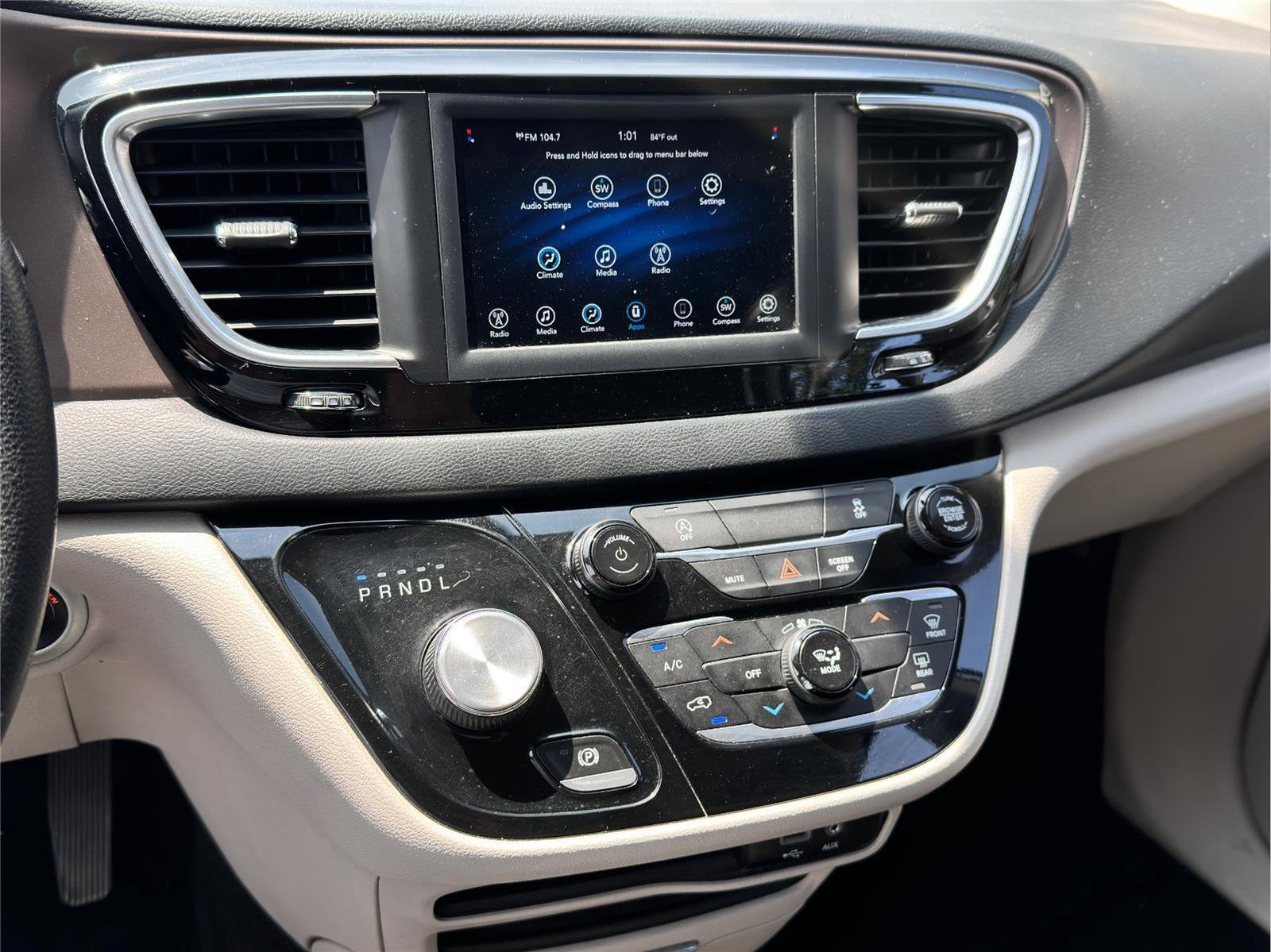 Used 2020 Chrysler Voyager L image 13