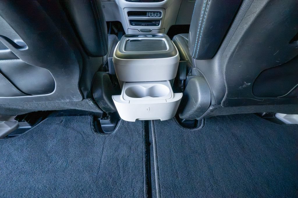 Used 2021 Chrysler Pacifica Touring-L w/ Uconnect Theater Family Group FWD image 19