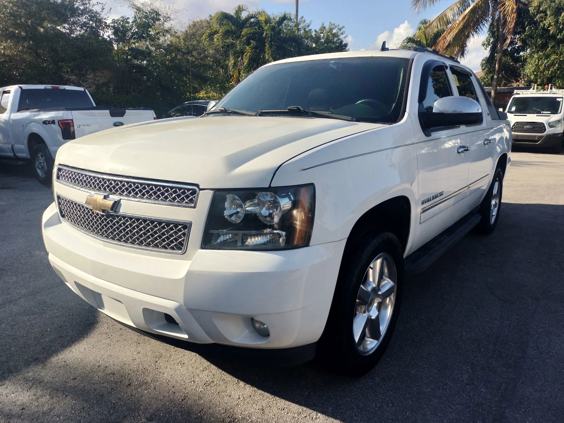 Used 2011 Chevrolet Avalanche LTZ image 3