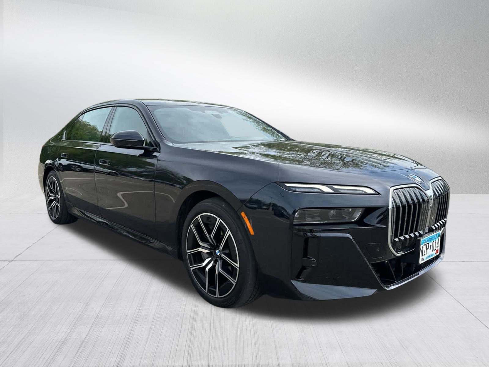 Used 2023 BMW 760i xDrive w/ Luxury Rear Seating Package AWD/4WD image 2