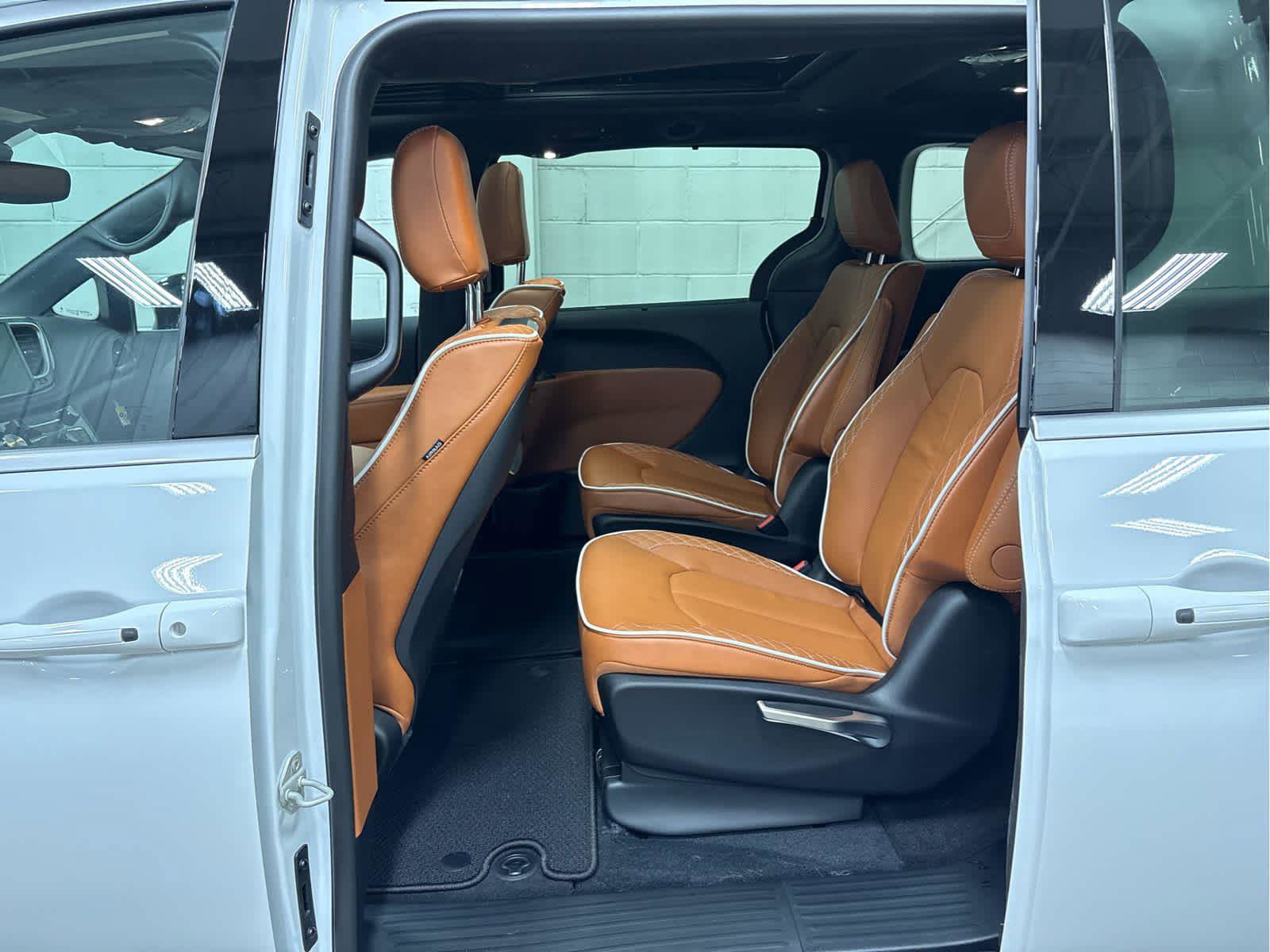 New 2026 Chrysler Pacifica Pinnacle w/ Trailer Tow Group image 24