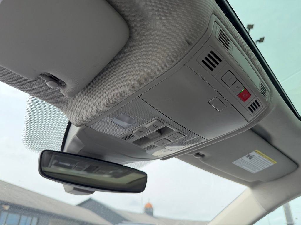 Used 2025 Volkswagen Jetta SE FWD image 44
