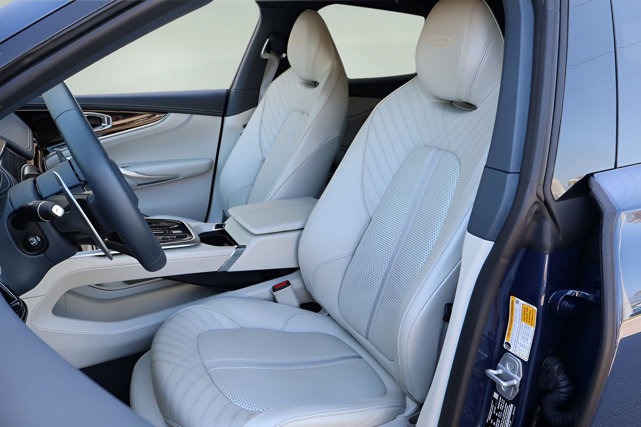 Used 2025 Aston Martin DBX 707 image 12