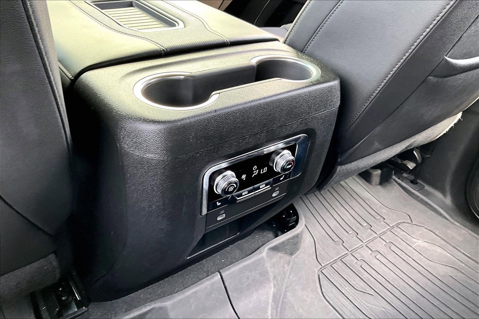 Used 2023 GMC Yukon SLT w/ SLT Luxury Package image 23