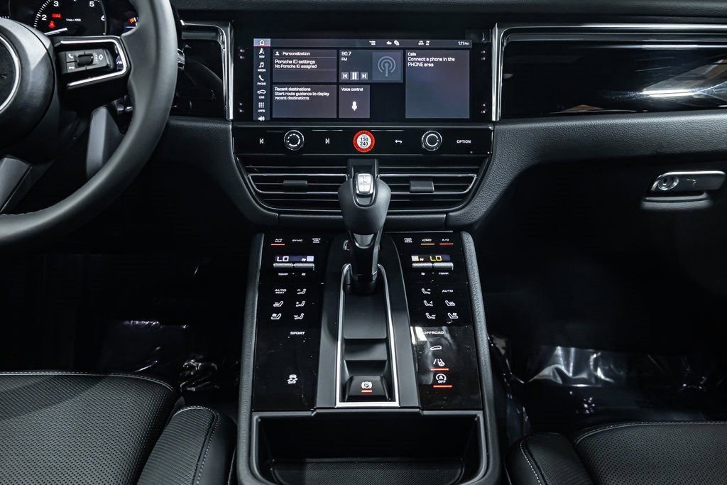 Certified 2025 Porsche Macan image 17