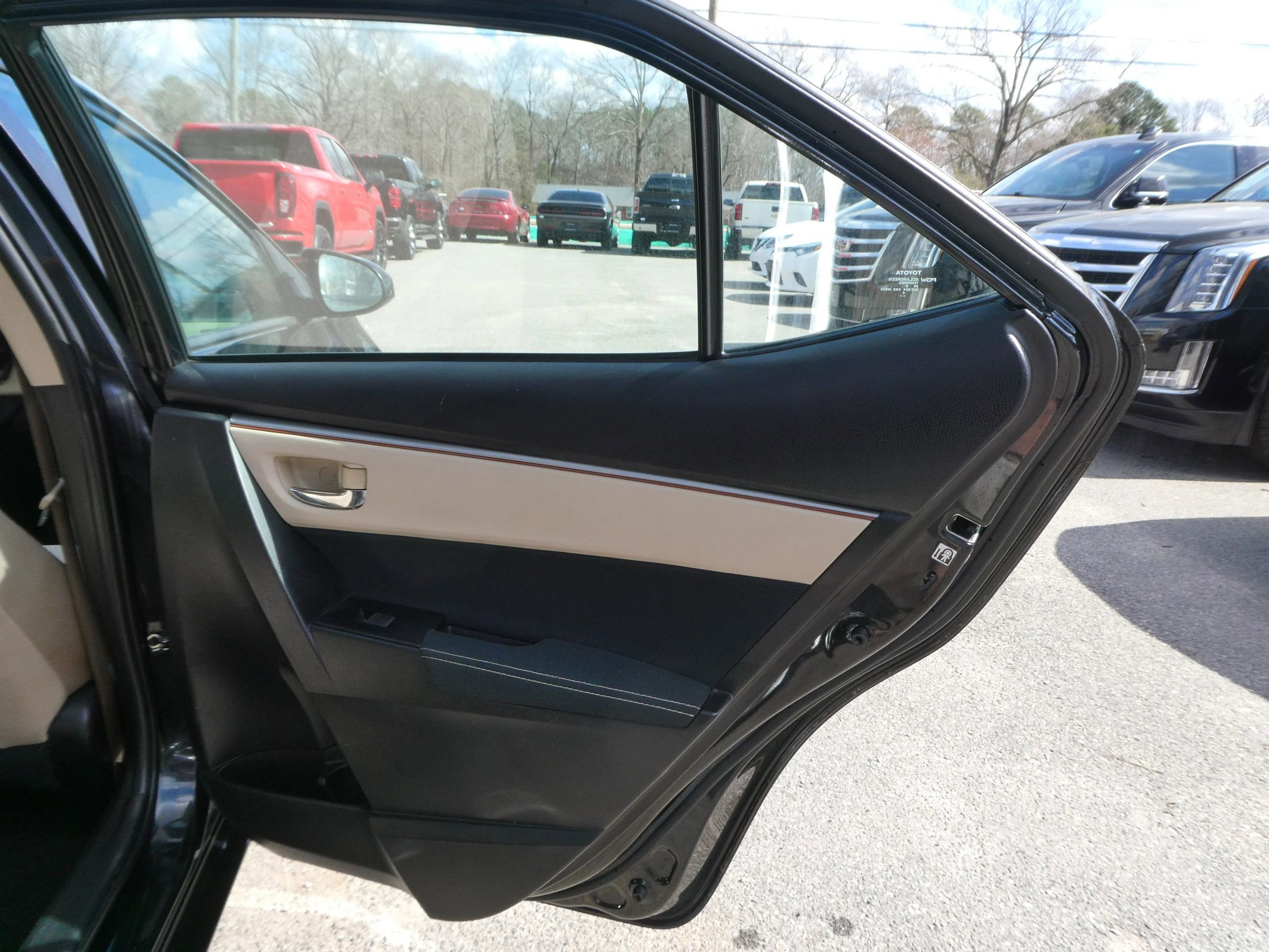 Used 2015 Toyota Corolla LE FWD image 24