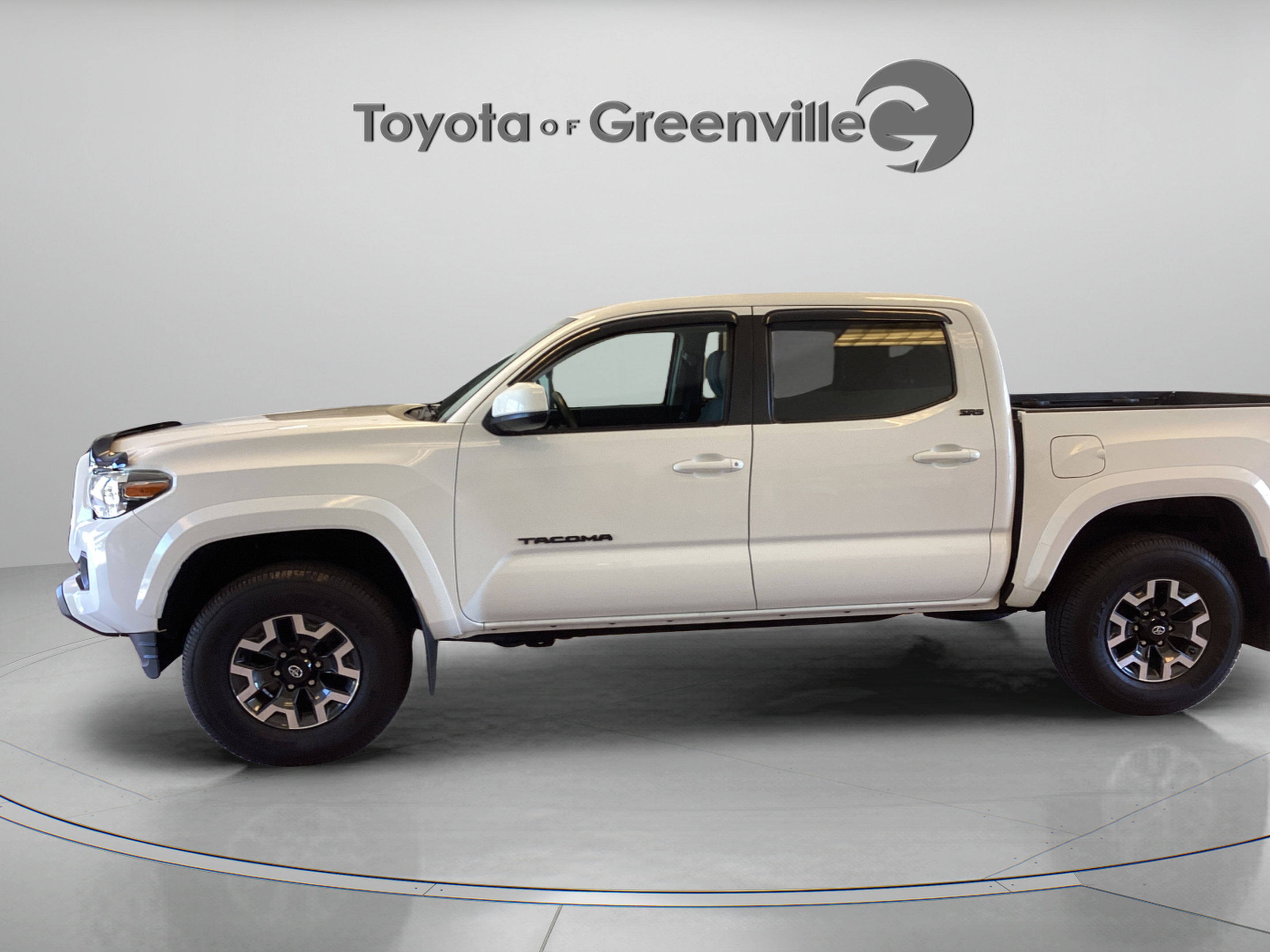 Used 2019 Toyota Tacoma SR5 AWD/4WD image 2