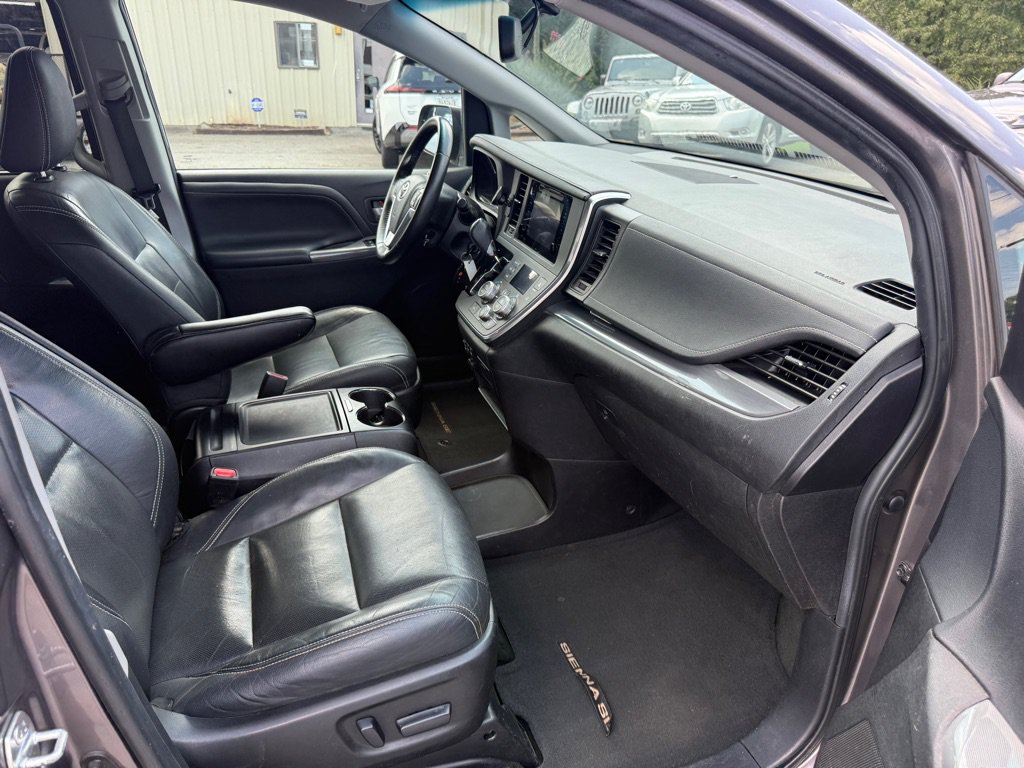 Used 2015 Toyota Sienna SE FWD image 14