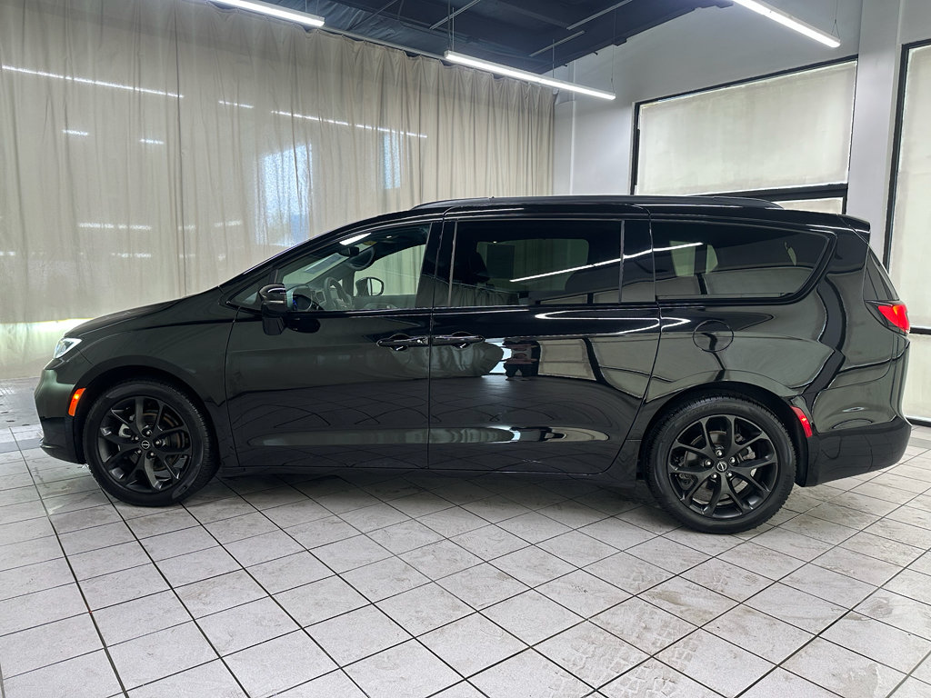 Used 2026 Chrysler Pacifica Limited w/ S Appearance Package FWD image 11